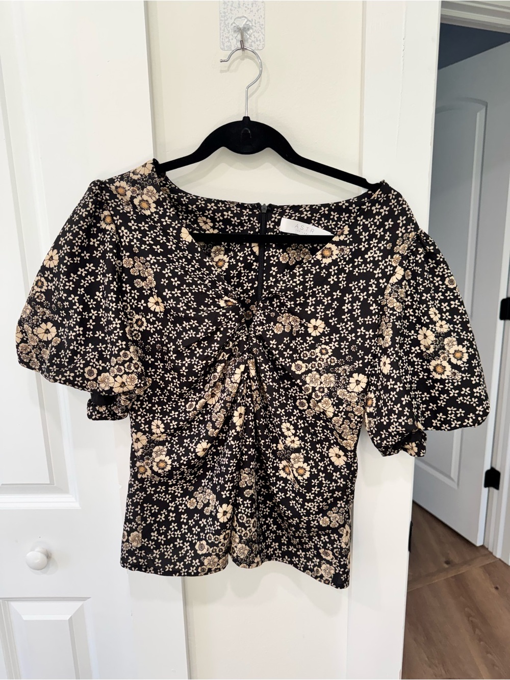 Astr Black Floral Twist-Front Puff Sleeve Top